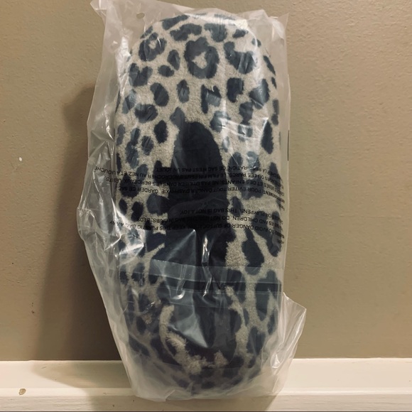 NWT Woman’s ISAAC MIZRAHI Leopard Print Fleece Slippers Fits 7-8.5 - Picture 3 of 7